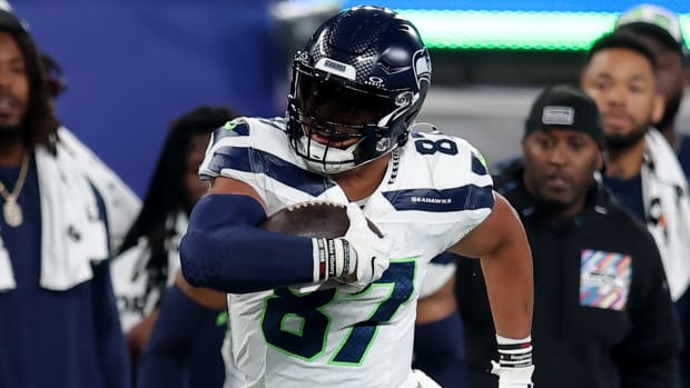 Seattle Seahawks tight end Noah Fant (87) breaks a tackle by New York Giants linebacker Bobby Okereke (58) during the second quarter at MetLife Stadium.